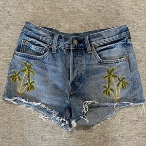 LEVIS EMBROIDERED CUT OFFS